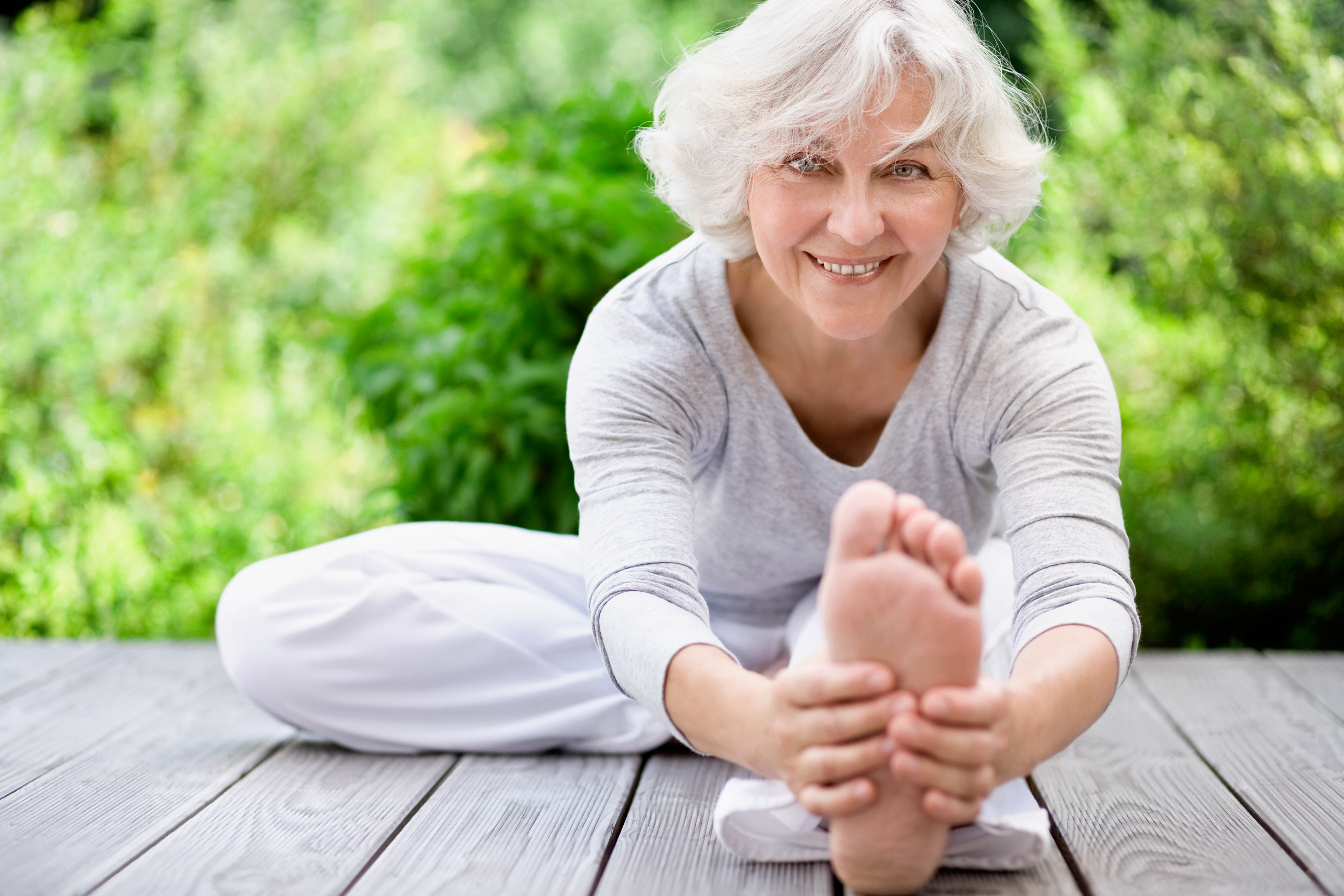 Сохранение здоровья пожилой. Йога для пожилых. Здоровая женщина в возрасте. Женщина среднего возраста. Пожилые люди.