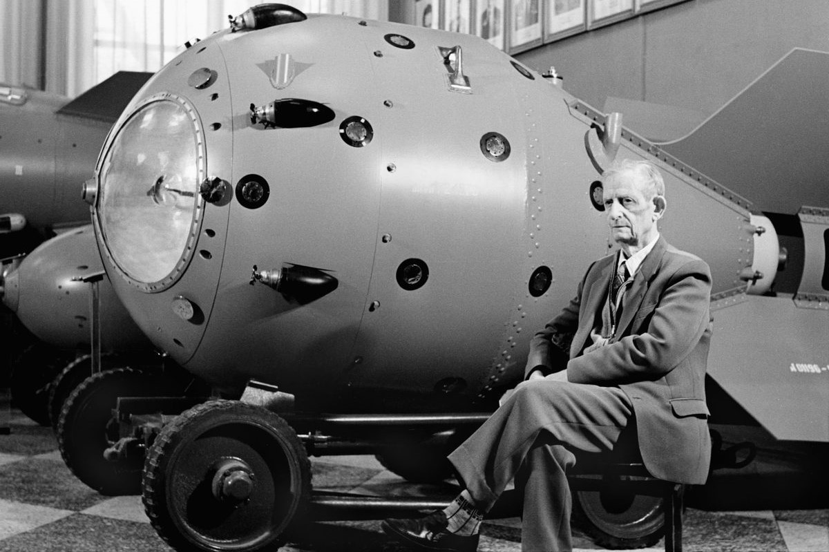 Ю. Харитон у первой советской атомной бомбы РДС-1 фото.